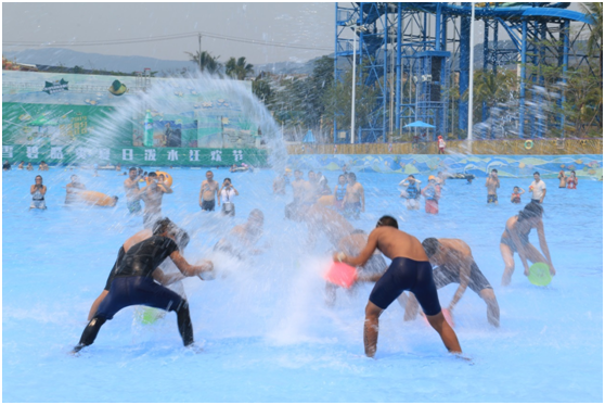 花式泼水新玩法，版纳融创乐园彩虹泼水节顺利开幕