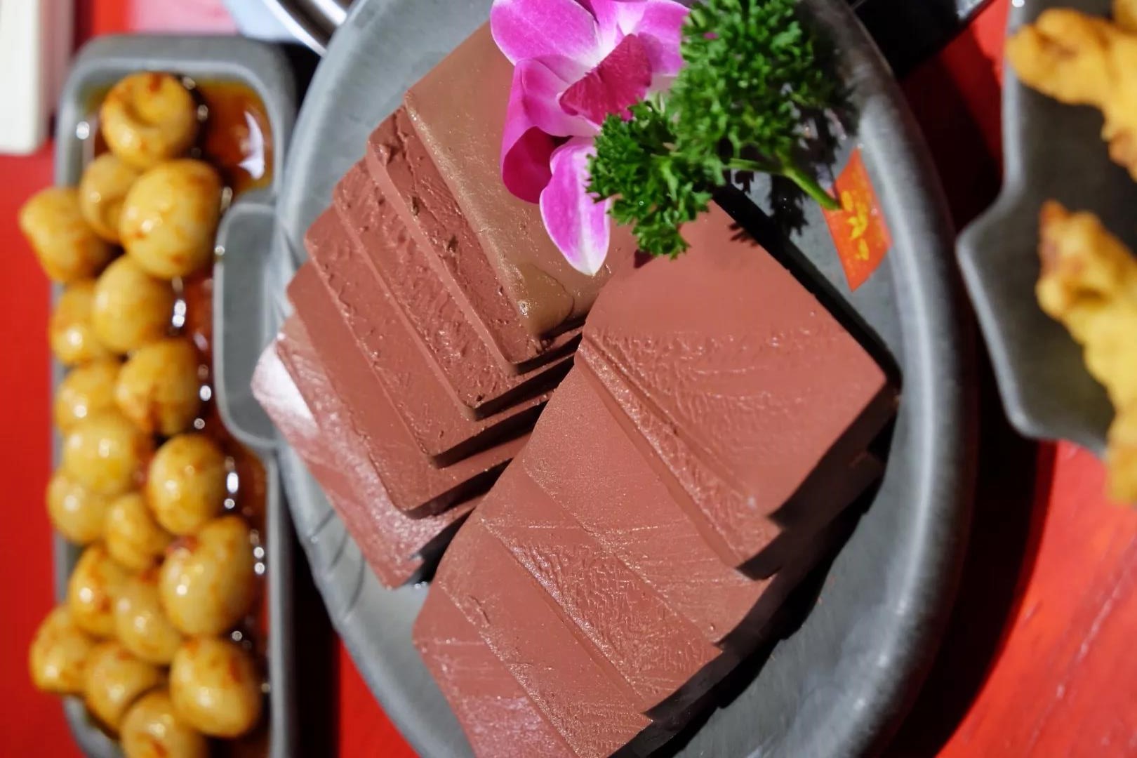 据厨师介绍,谭鸭血有十大菜品:卤水豆腐干,卤水肥肠,牙签鹅郡